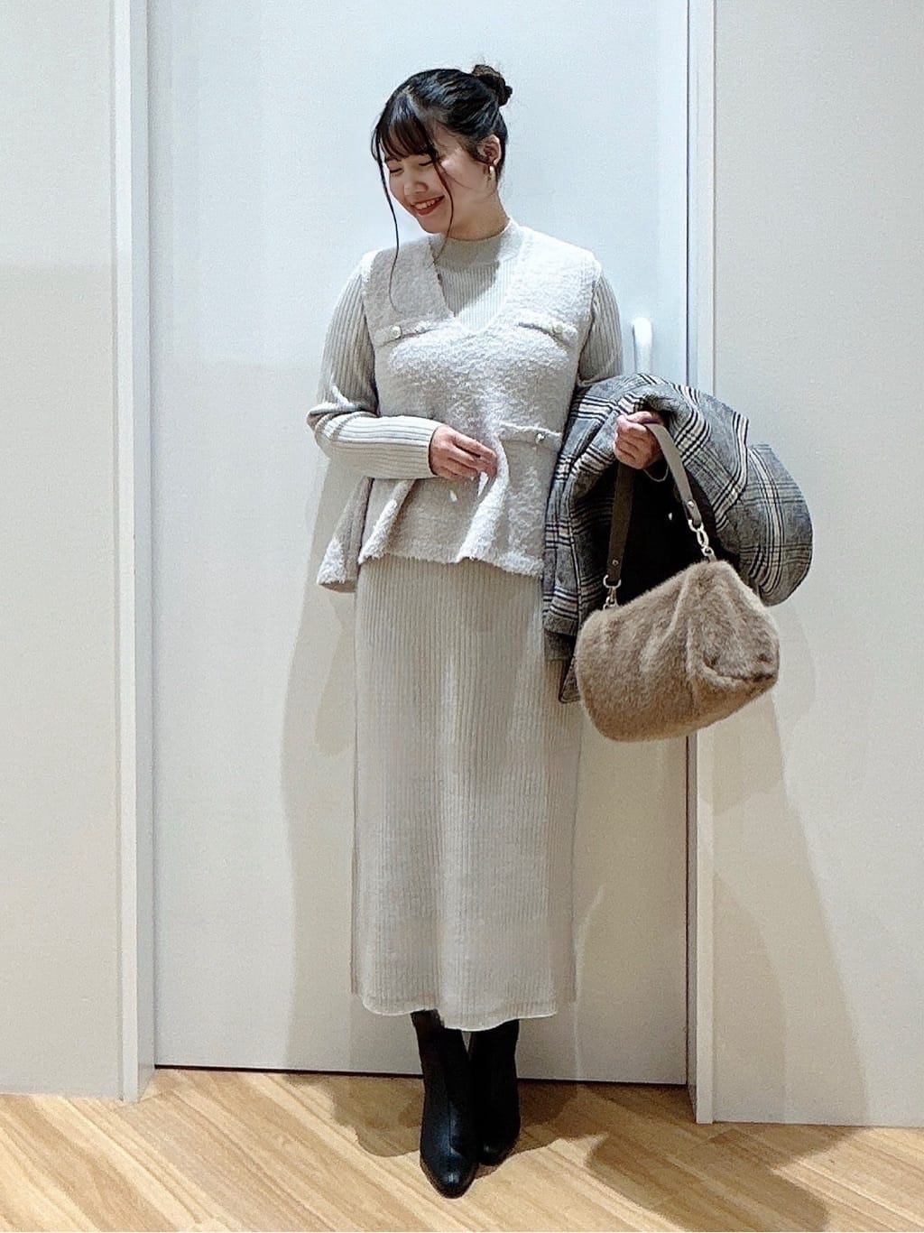 みいさんの「grove｜【2点SET/体型カバー】一枚で決まる、ペプラムベスト&times;ニットワンピース」を使ったコーディネート