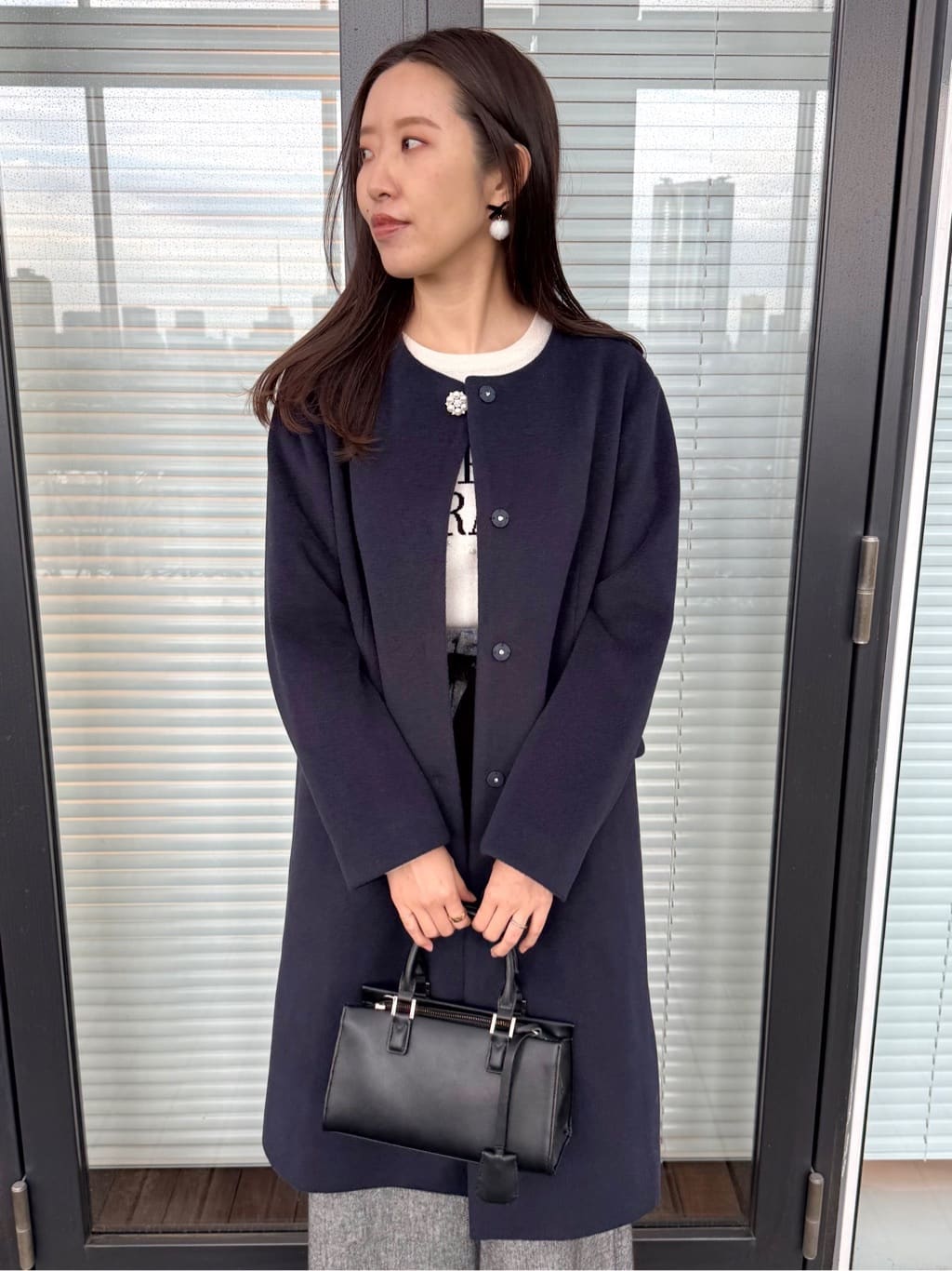teiさんの「Couture brooch｜【パール調・ビジューデザイン】華やかロゴニット」を使ったコーディネート
