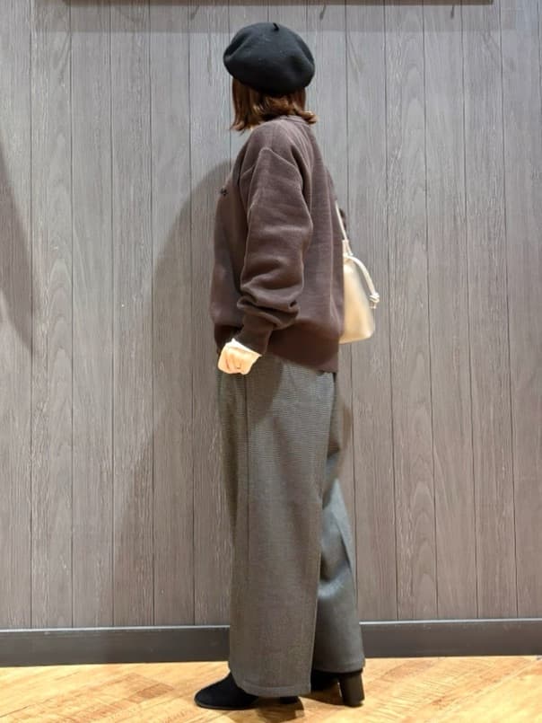 meiさんの「SHOO･LA･RUE｜【洗濯機可/ちくちくしにくい】大人のための スウェットライク刺繍ロゴニット」を使ったコーディネート