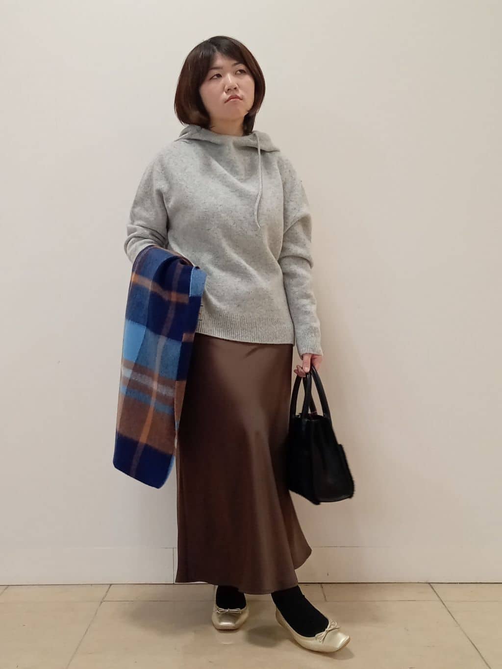 emiさんの「DRESSTERIOR｜カシミヤブレンドフードニット」を使ったコーディネート