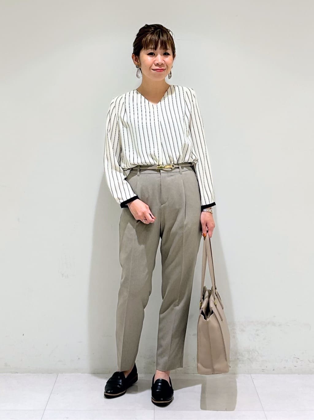 tsuyuさんの「INDIVI｜【通勤／イージーケア】Vネック ジョーゼットブラウス」を使ったコーディネート
