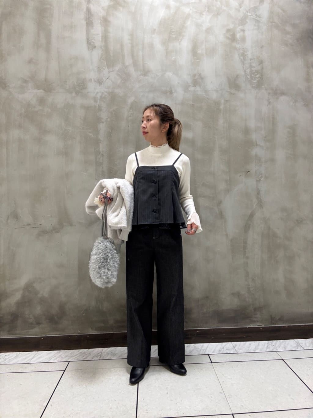 minaさんの「grove｜ふんわりと包み込む、リュクスなフェイクファーブルゾン」を使ったコーディネート