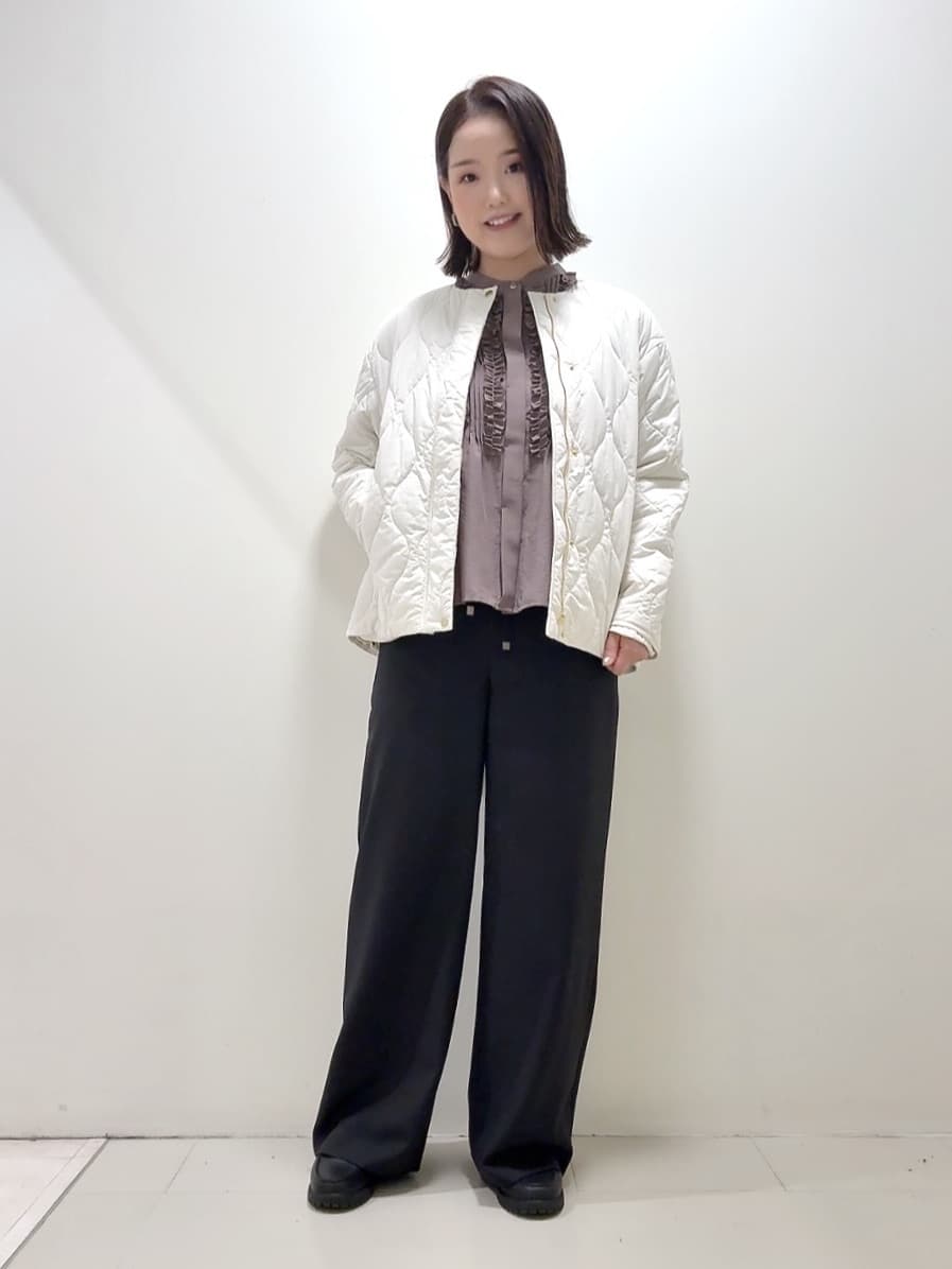 YUIさんの「UNTITLED｜【1枚で着映え/オンオフ着回し】フリルサテンブラウス」を使ったコーディネート
