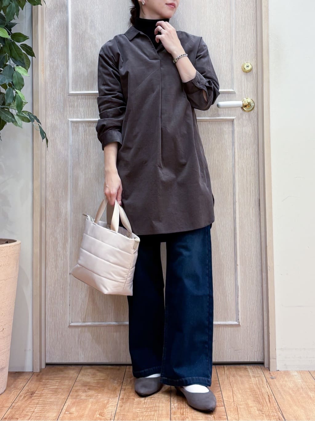 なみさんの「SHOO･LA･RUE｜【洗濯機可/S-LL】すっきり見えにこだわった コーデュロイチュニックワンピース」を使ったコーディネート