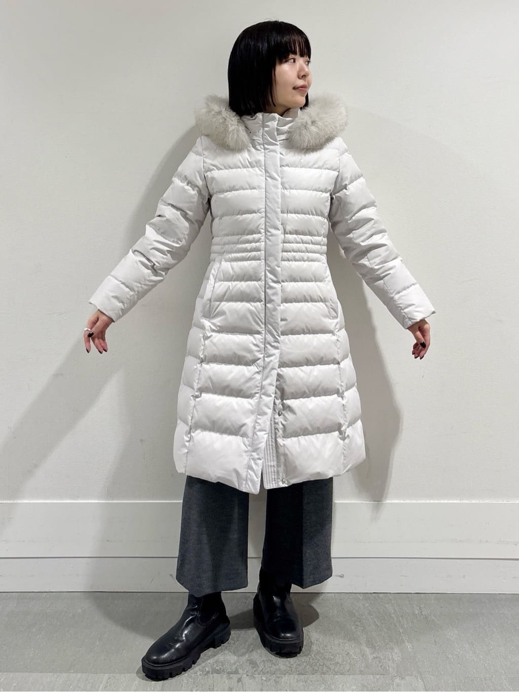 モエカさんの「UNTITLED｜【はっ水機能/フード取り外し可/防寒】ロングダウンコート」を使ったコーディネート