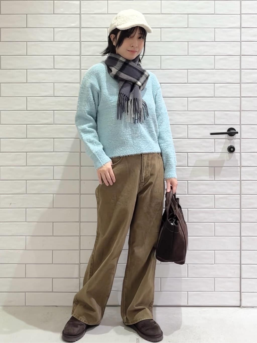 しおりさんの「OPAQUE.CLIP｜スパンコールフェザーVネックニット【洗濯機OK】」を使ったコーディネート