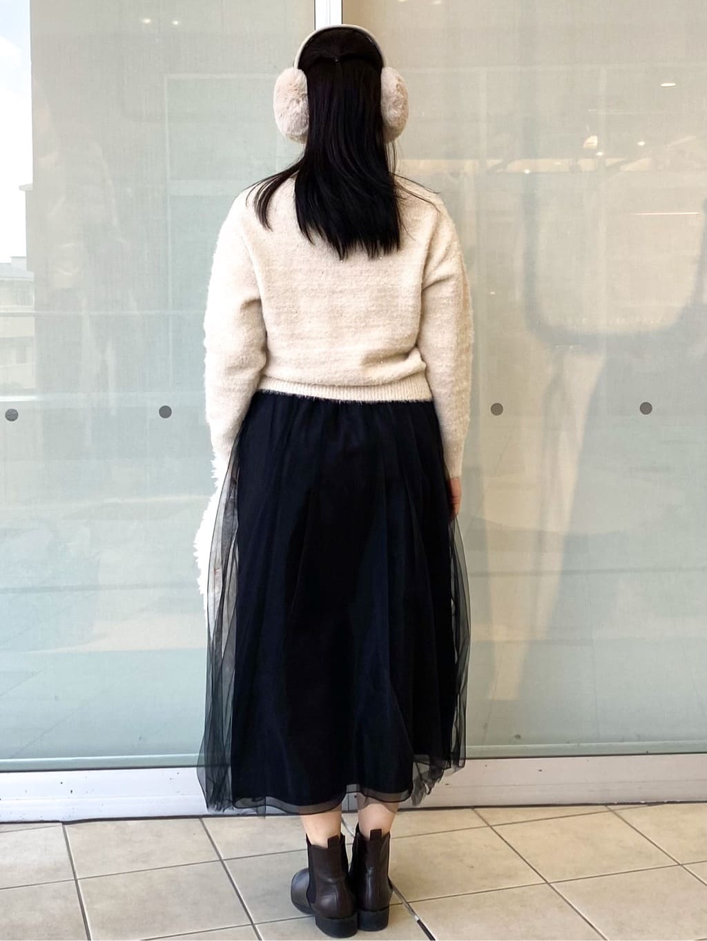Jeanさんの「OPAQUE.CLIP｜スパンコールフェザーVネックニット【洗濯機OK】」を使ったコーディネート