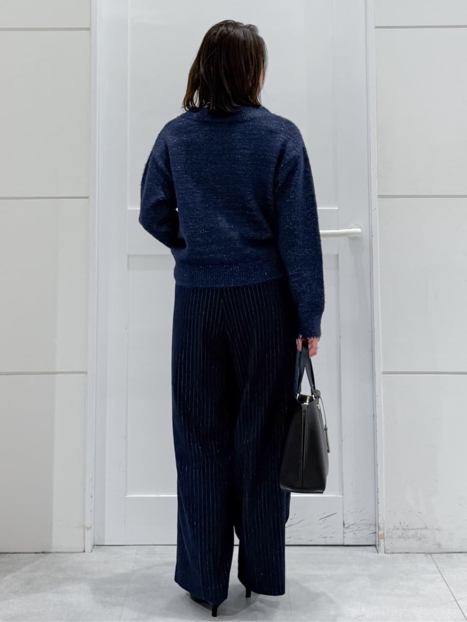 yuka.aさんの「OPAQUE.CLIP｜スパンコールフェザーVネックニット【洗濯機OK】」を使ったコーディネート