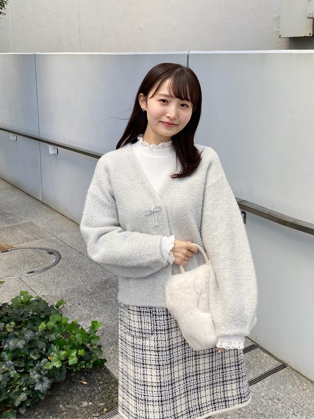 みさかさんの「index｜リボンブローチフィルムラメフェザーカーディガン【洗濯機OK】」を使ったコーディネート