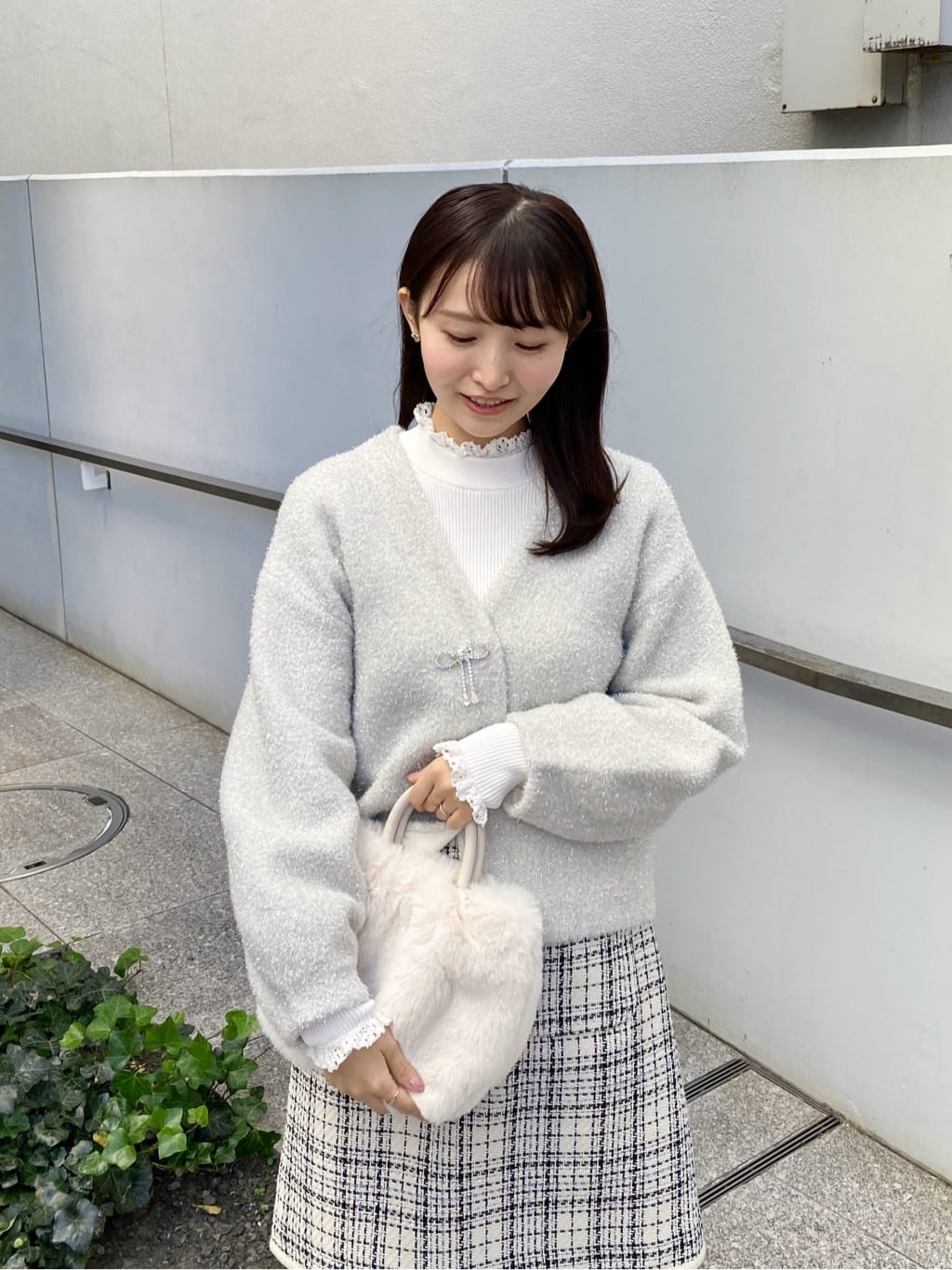 みさかさんの「index｜リボンブローチフィルムラメフェザーカーディガン【洗濯機OK】」を使ったコーディネート