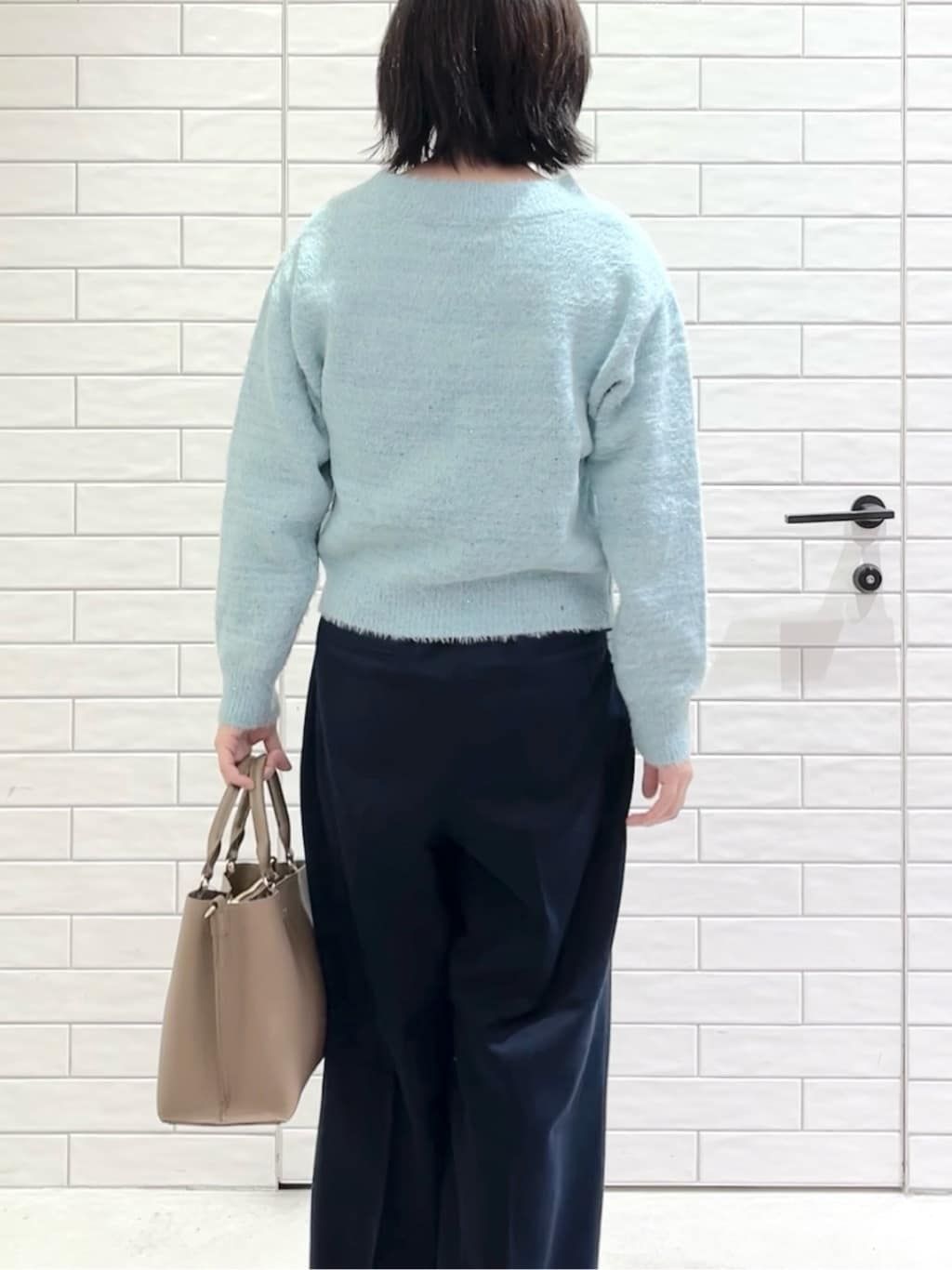 しおりさんの「OPAQUE.CLIP｜スパンコールフェザーVネックニット【洗濯機OK】」を使ったコーディネート