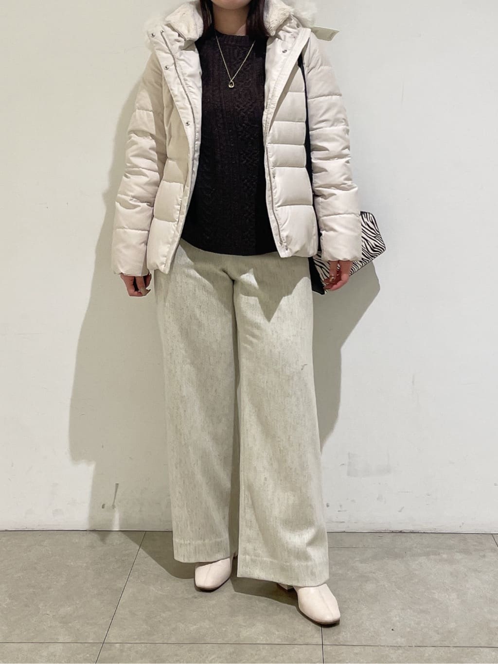 emikaさんの「INDIVI｜【洗える】ケーブルデザイン ラウンドヘムニット」を使ったコーディネート