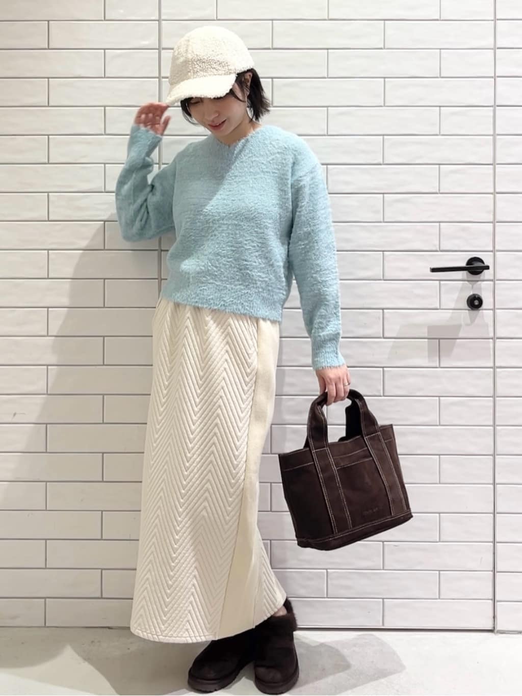しおりさんの「OPAQUE.CLIP｜スパンコールフェザーVネックニット【洗濯機OK】」を使ったコーディネート
