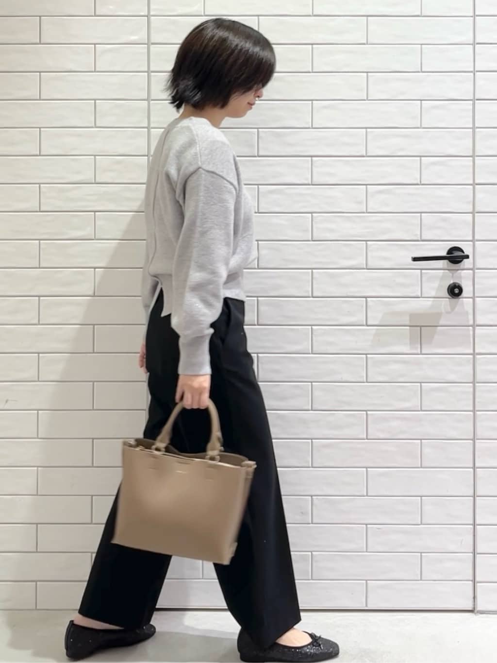 しおりさんの「OPAQUE.CLIP｜Vネックラメニット【洗濯機OK】」を使ったコーディネート
