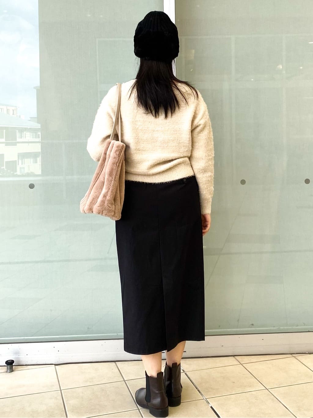 Jeanさんの「OPAQUE.CLIP｜スパンコールフェザーVネックニット【洗濯機OK】」を使ったコーディネート