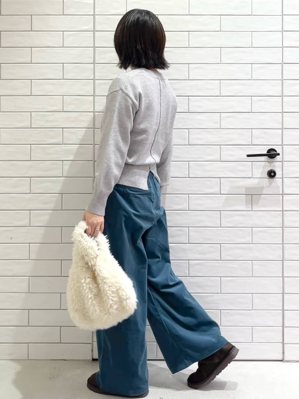しおりさんの「OPAQUE.CLIP｜Vネックラメニット【洗濯機OK】」を使ったコーディネート