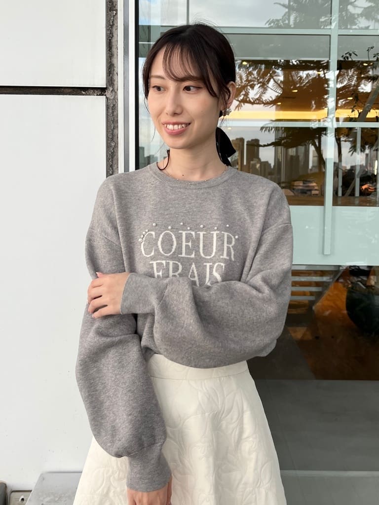 はばさんの「Couture brooch｜【パール調・ビジューデザイン】華やかロゴニット」を使ったコーディネート