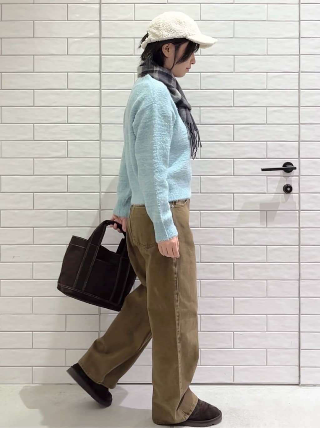 しおりさんの「OPAQUE.CLIP｜スパンコールフェザーVネックニット【洗濯機OK】」を使ったコーディネート