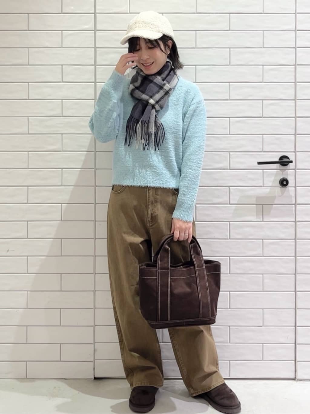 しおりさんの「OPAQUE.CLIP｜スパンコールフェザーVネックニット【洗濯機OK】」を使ったコーディネート