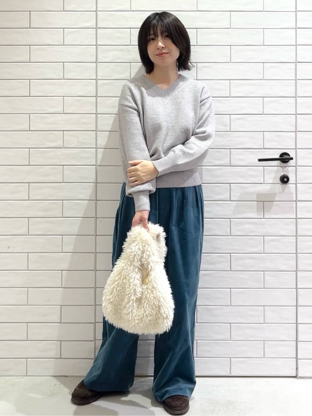 しおりさんの「OPAQUE.CLIP｜Vネックラメニット【洗濯機OK】」を使ったコーディネート