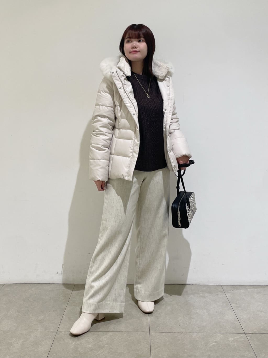emikaさんの「INDIVI｜【洗える】ケーブルデザイン ラウンドヘムニット」を使ったコーディネート