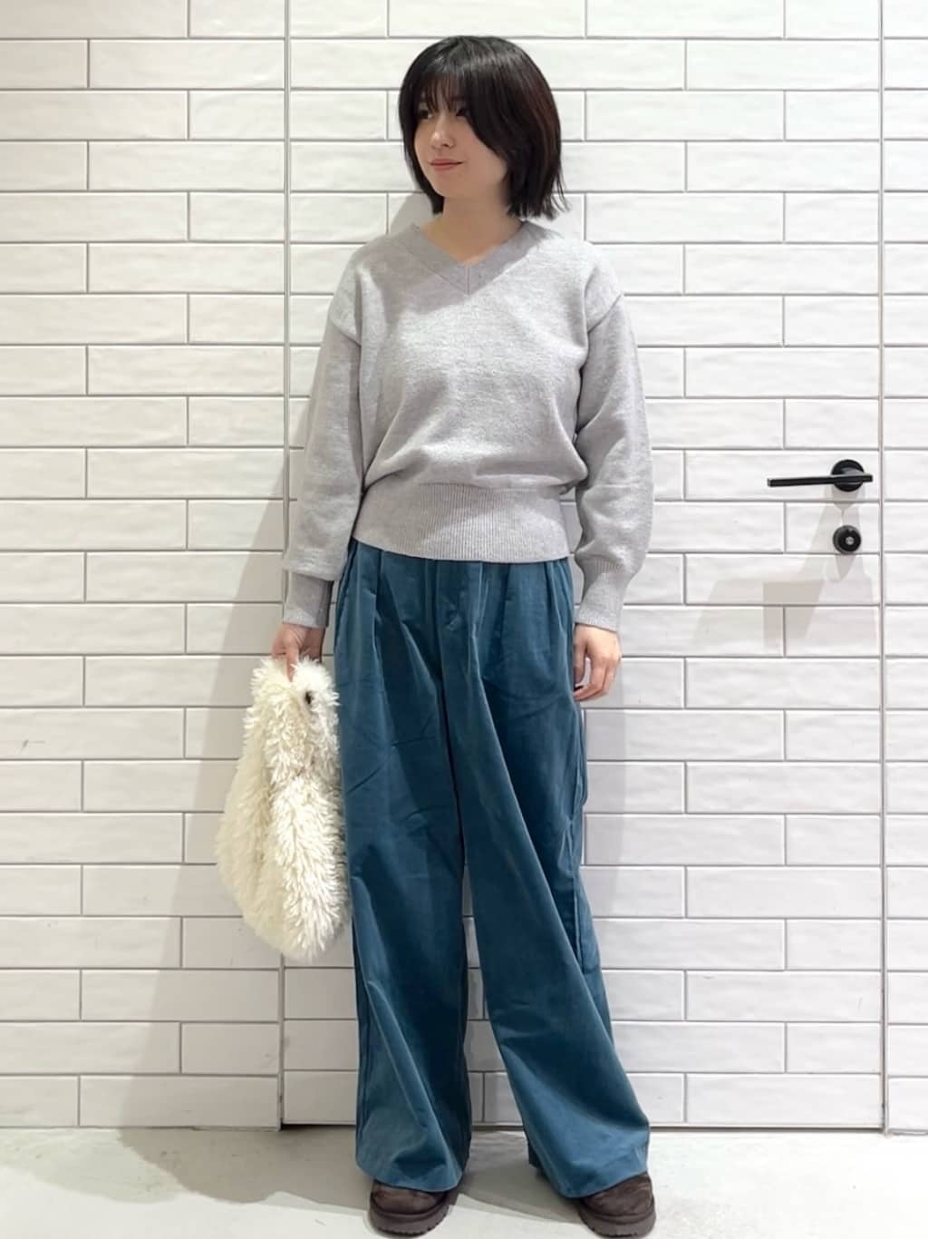 しおりさんの「OPAQUE.CLIP｜Vネックラメニット【洗濯機OK】」を使ったコーディネート