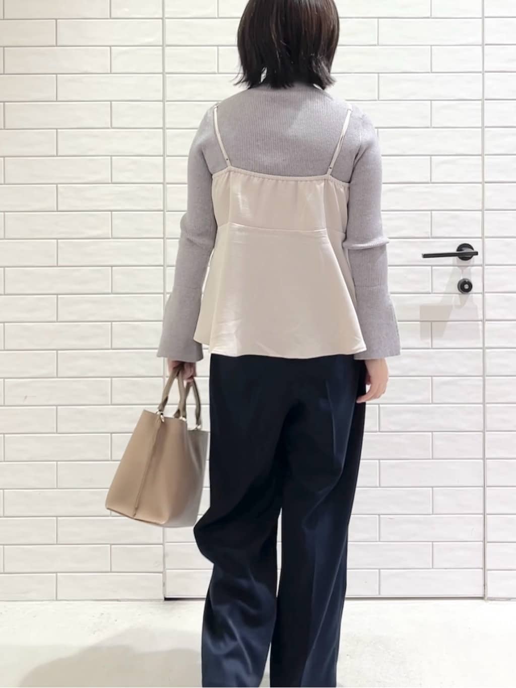 しおりさんの「OPAQUE.CLIP｜サテンキャミブラウス【洗濯機OK】」を使ったコーディネート