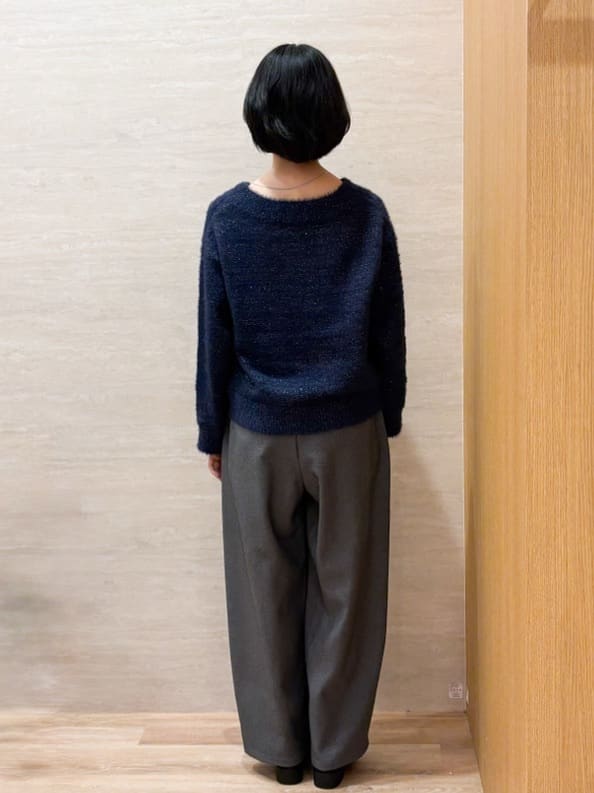 JIMAさんの「OPAQUE.CLIP｜スパンコールフェザーVネックニット【洗濯機OK】」を使ったコーディネート