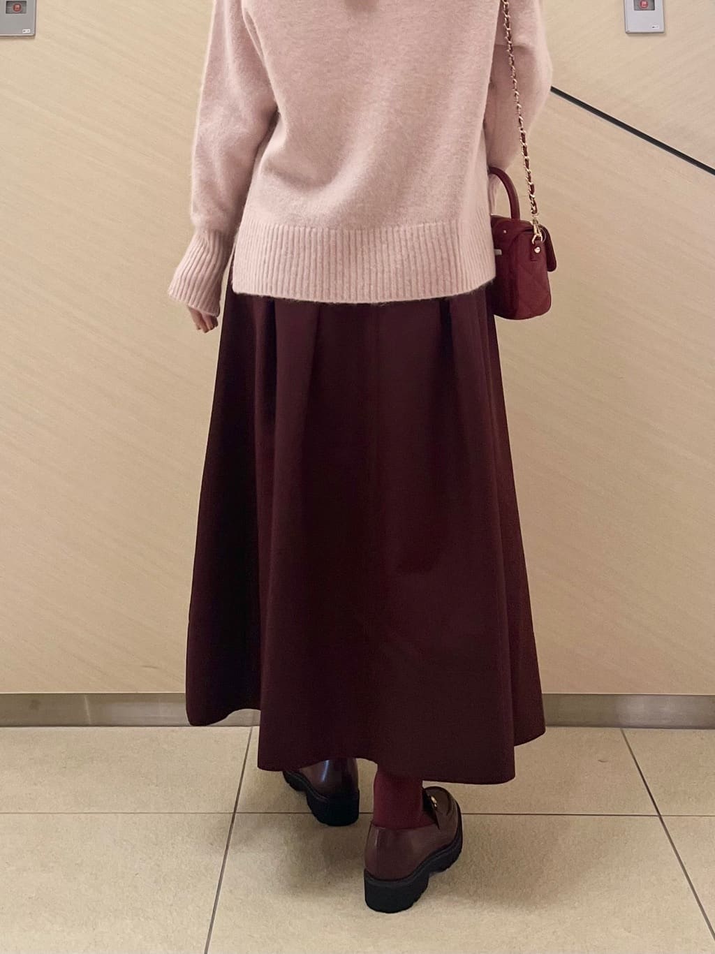 yahataさんの「DRESSTERIOR｜アルパカブレンドVネックニット」を使ったコーディネート