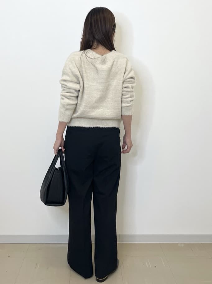 Akiさんの「OPAQUE.CLIP｜スパンコールフェザーVネックニット【洗濯機OK】」を使ったコーディネート