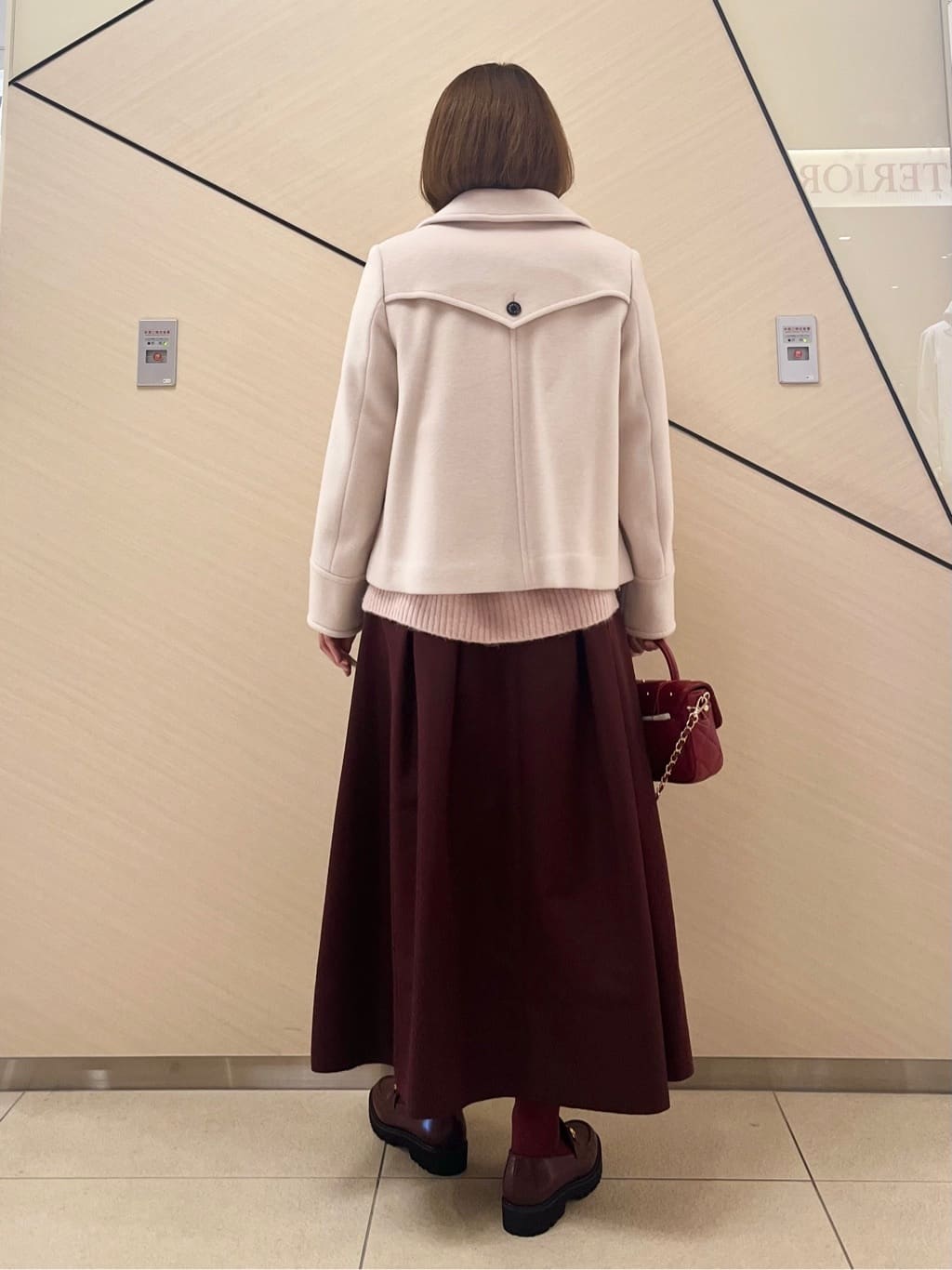 yahataさんの「DRESSTERIOR｜アルパカブレンドVネックニット」を使ったコーディネート