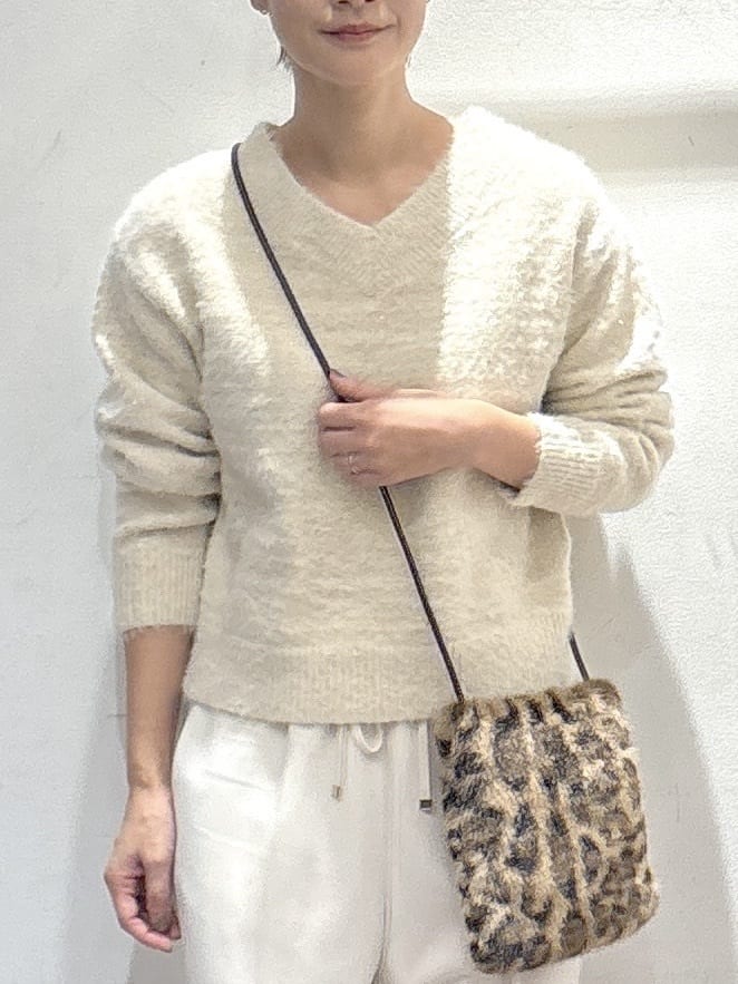たけねぇさんの「OPAQUE.CLIP｜スパンコールフェザーVネックニット【洗濯機OK】」を使ったコーディネート