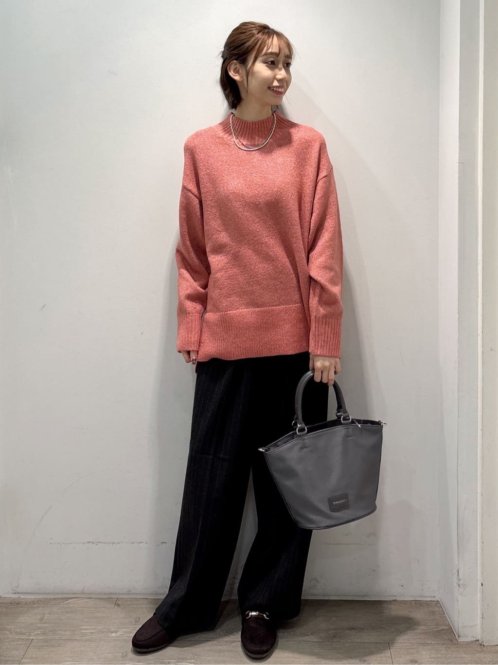 ぶまりんさんの「OPAQUE.CLIP｜ピンストライプイージーワイドパンツ【吸湿発熱／ストレッチ／洗濯機OK】」を使ったコーディネート
