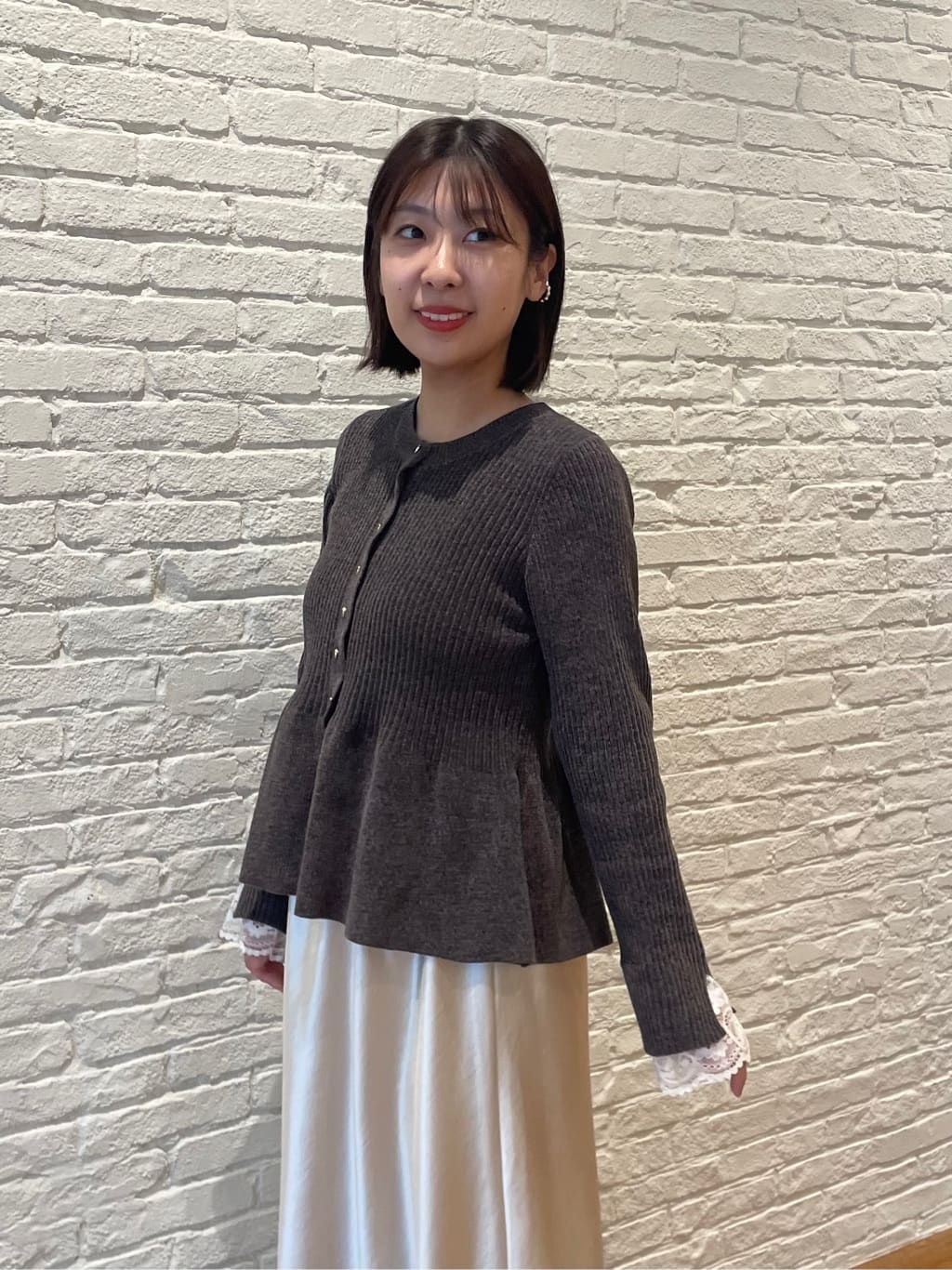 abeさんの「Couture brooch｜【袖口レース・着映え】短毛モールペプラム カーデ」を使ったコーディネート