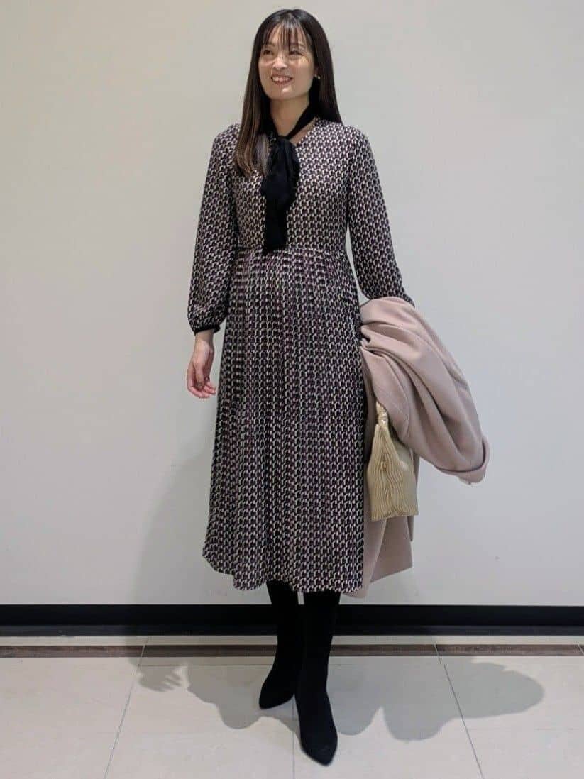 mikiさんの「COUP DE CHANCE｜【リボン取り外し可】幾何柄プリーツワンピース」を使ったコーディネート