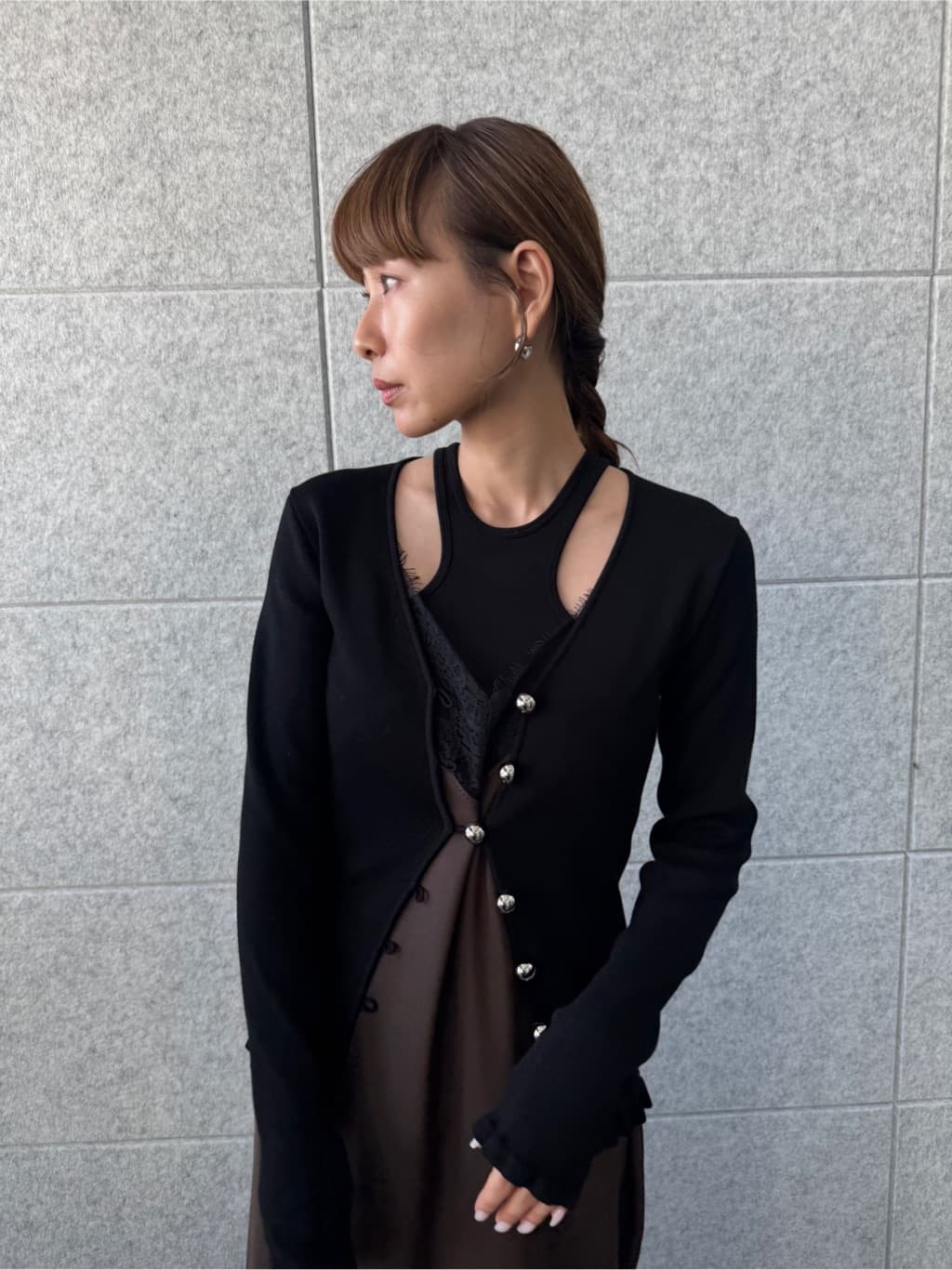 designer yukaさんの「CODE A｜metal buttons knit cardigan」を使ったコーディネート