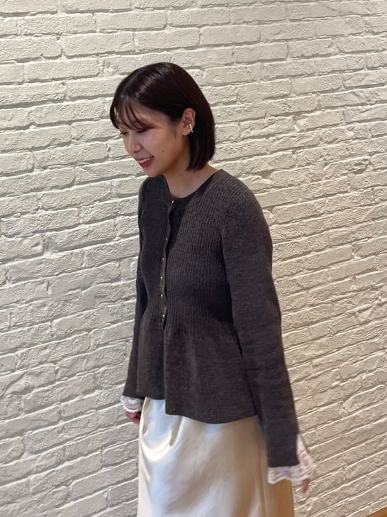 abeさんの「Couture brooch｜【袖口レース・着映え】短毛モールペプラム カーデ」を使ったコーディネート