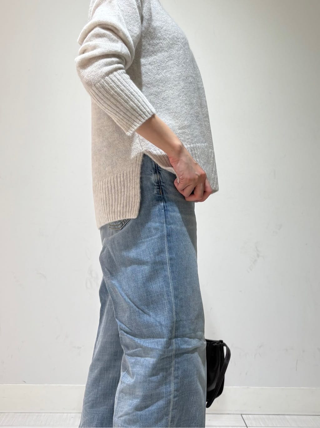 やなぎさんの「DRESSTERIOR｜センタープレス ワイドストレートデニム」を使ったコーディネート