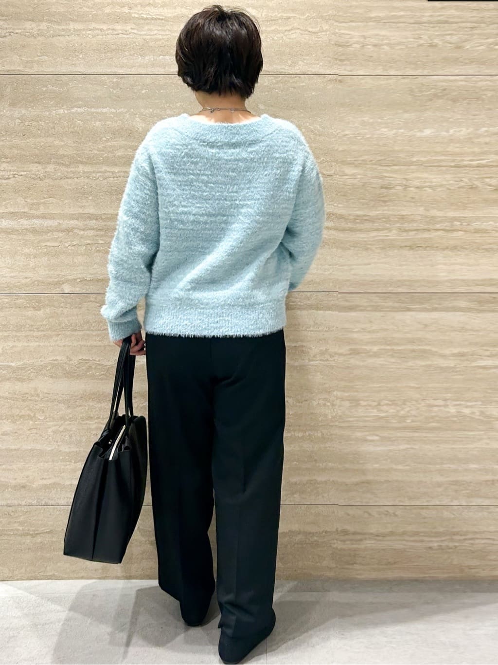 NAMIさんの「OPAQUE.CLIP｜スパンコールフェザーVネックニット【洗濯機OK】」を使ったコーディネート