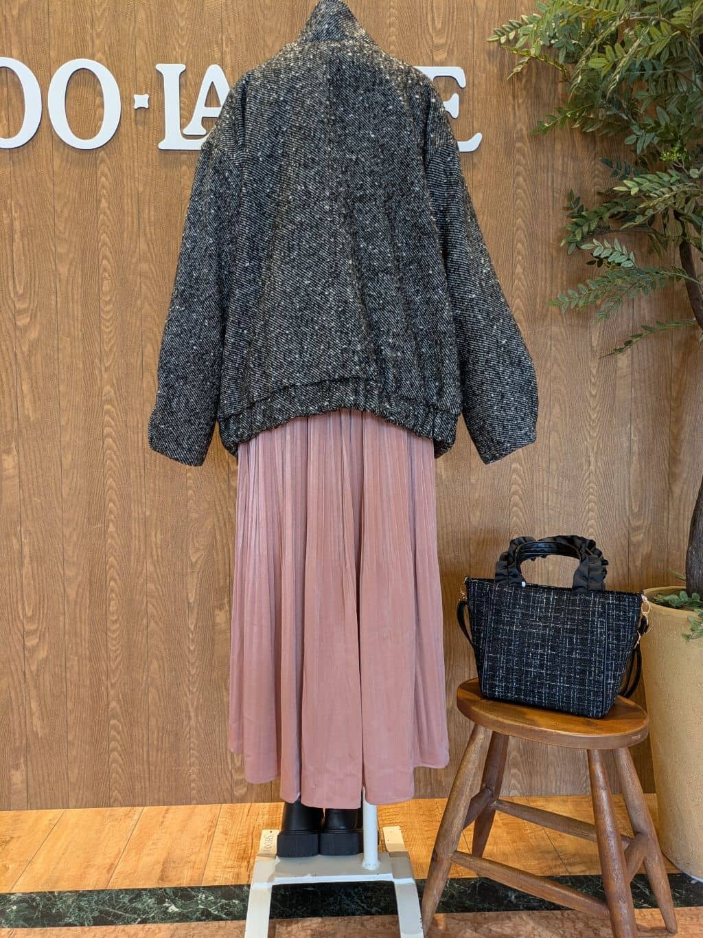 MARIEさんの「SHOO･LA･RUE｜ふんわり柔らか ロゴフェザーニット」を使ったコーディネート