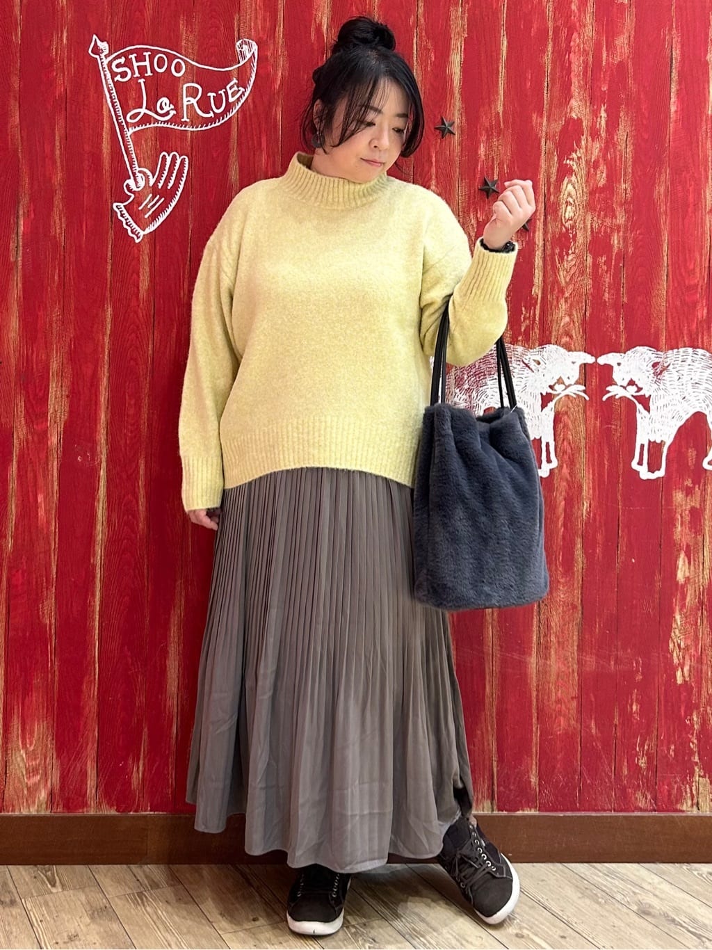 みりぽんさんの「SHOO･LA･RUE｜【洗濯機可/S-LL】インせず着られる ふわふわハイネックニット」を使ったコーディネート