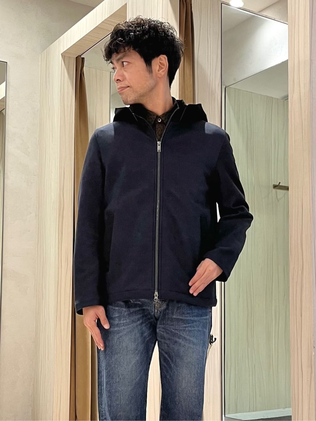 URAさんの「TAKEO KIKUCHI｜【JUST ONE LAYER】ダウンファブリック ジップアップ フード ブルゾン」を使ったコーディネート