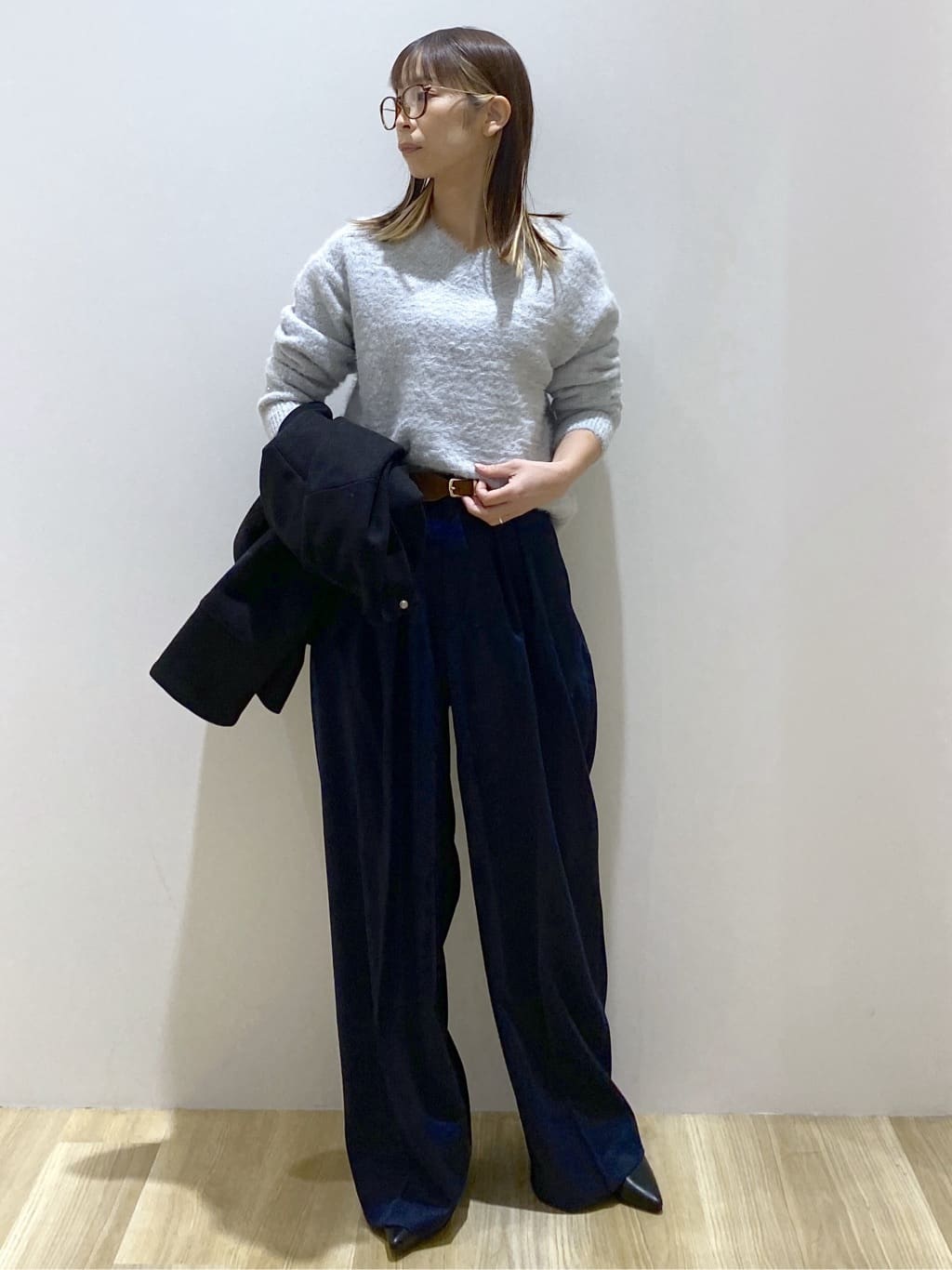 えりさんの「OPAQUE.CLIP｜スパンコールフェザーVネックニット【洗濯機OK】」を使ったコーディネート