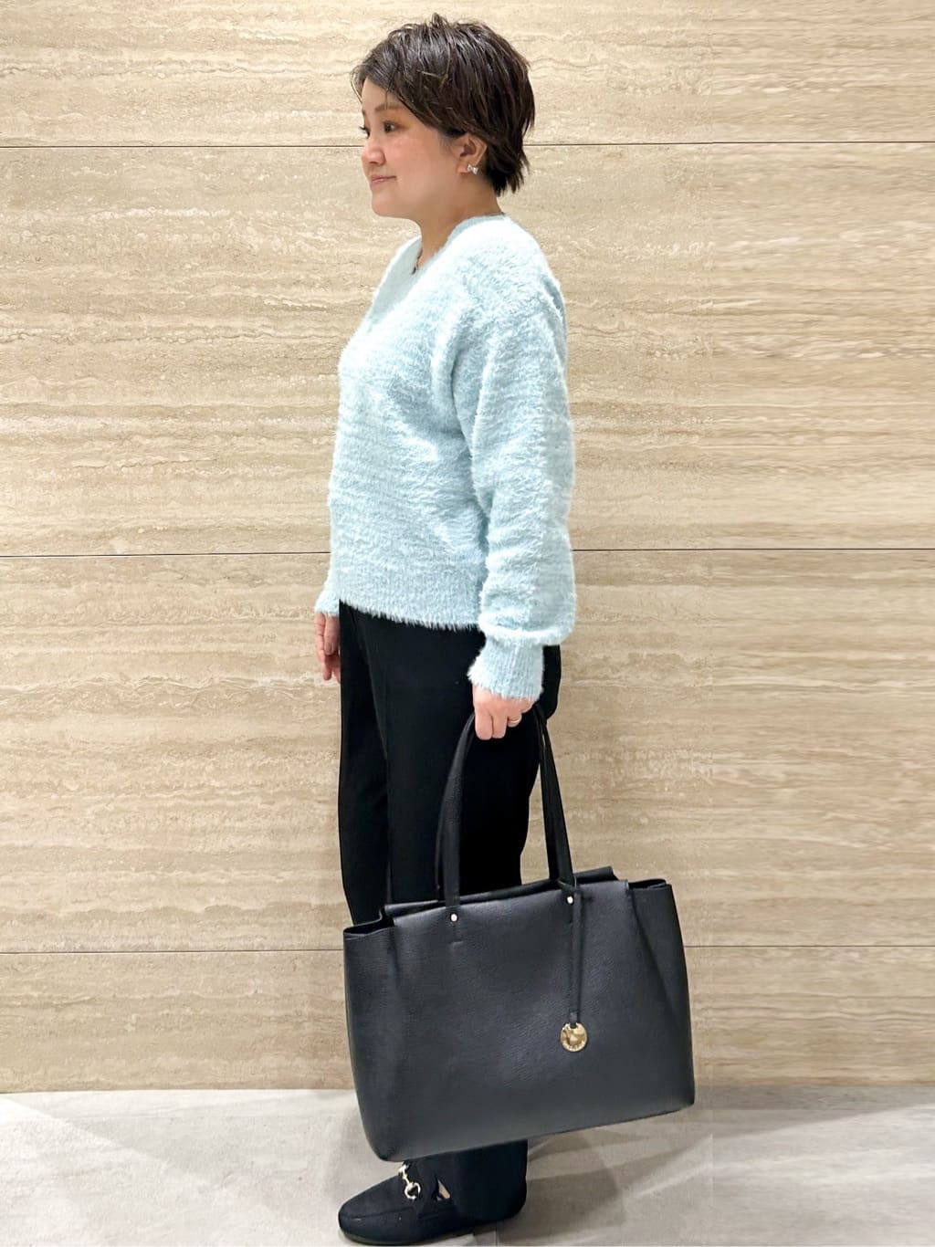 NAMIさんの「OPAQUE.CLIP｜スパンコールフェザーVネックニット【洗濯機OK】」を使ったコーディネート