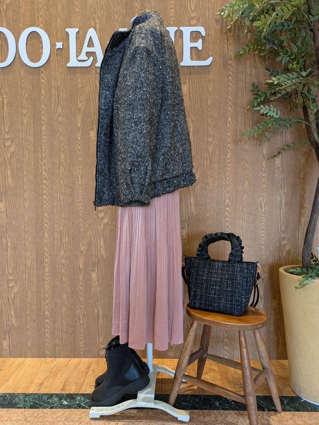 MARIEさんの「SHOO･LA･RUE｜ふんわり柔らか ロゴフェザーニット」を使ったコーディネート