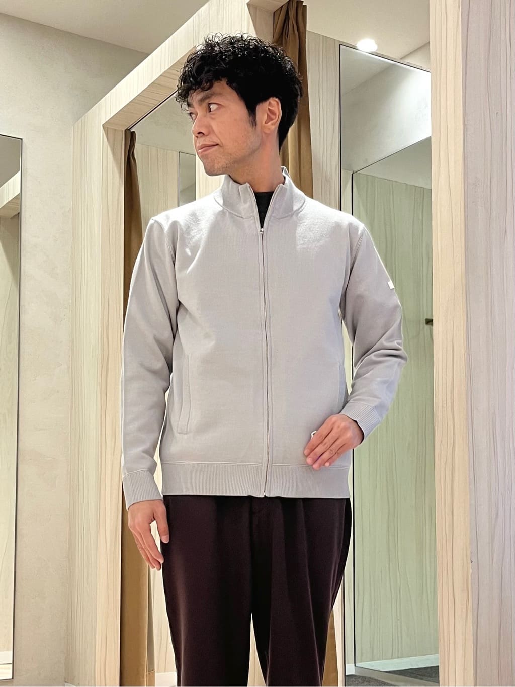 URAさんの「TAKEO KIKUCHI｜アンチピリング ジップアップ ニット」を使ったコーディネート