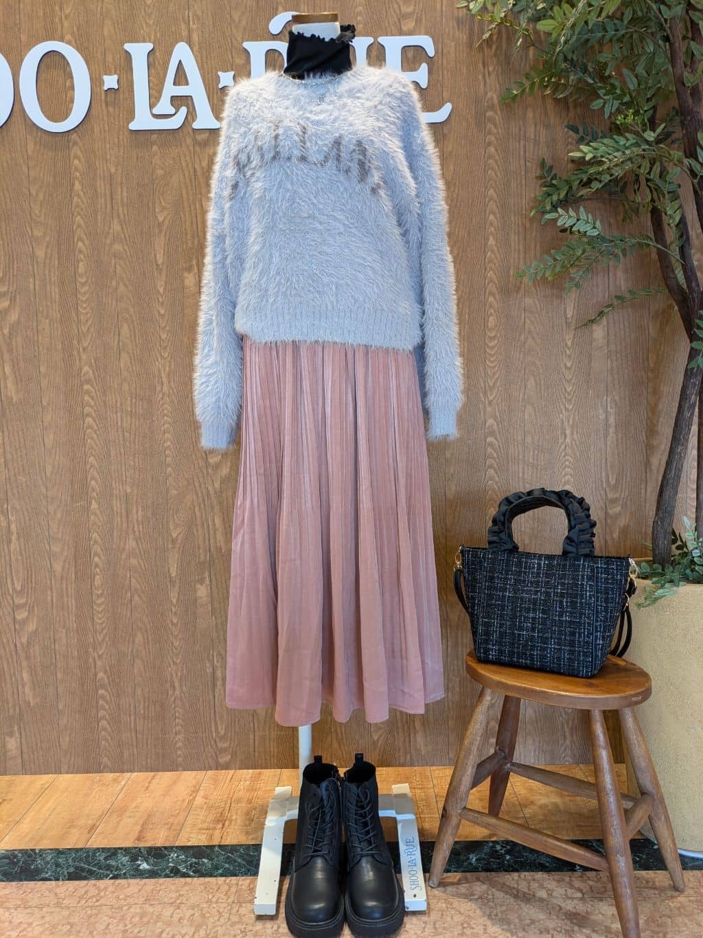 MARIEさんの「SHOO･LA･RUE｜ふんわり柔らか ロゴフェザーニット」を使ったコーディネート