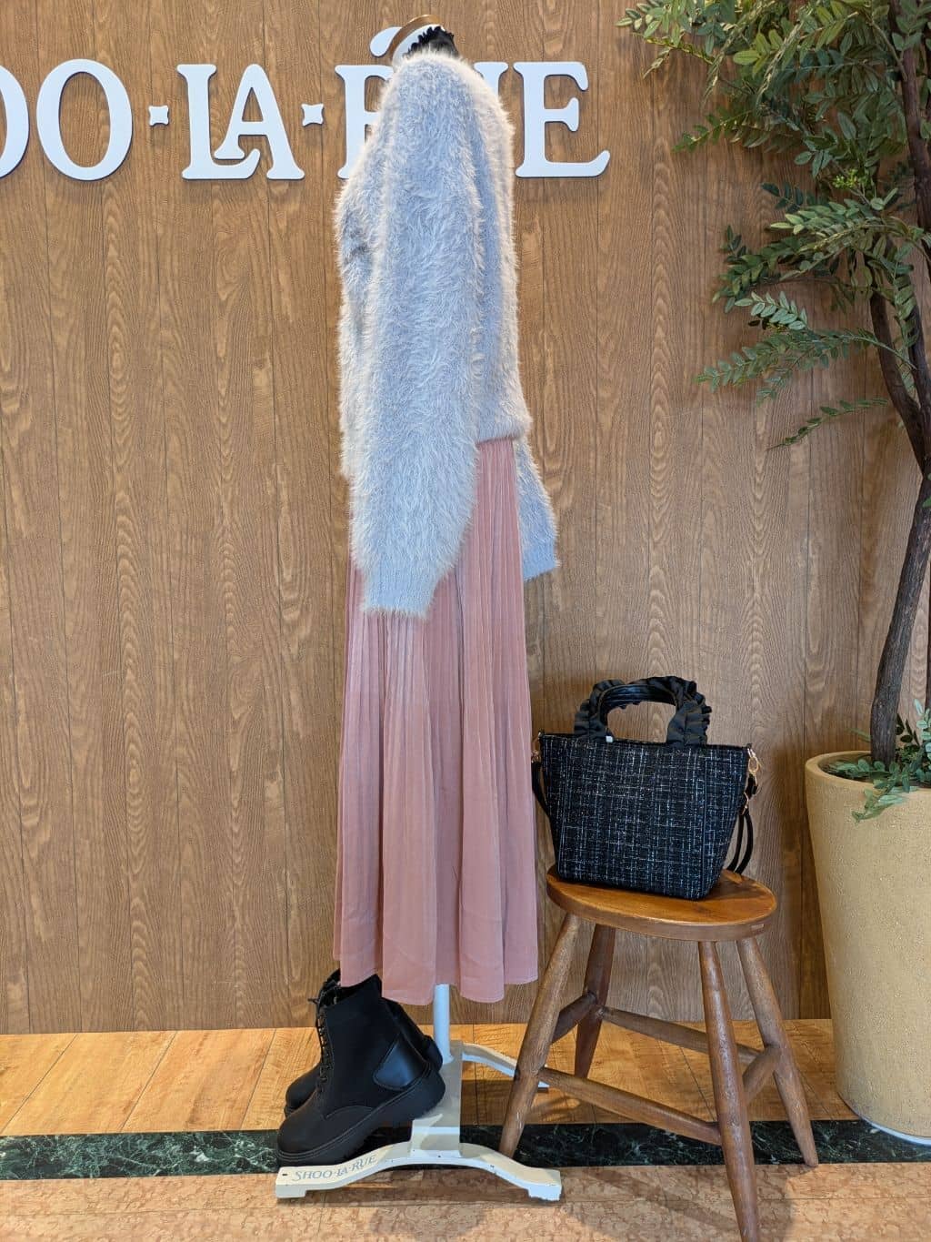 MARIEさんの「SHOO･LA･RUE｜ふんわり柔らか ロゴフェザーニット」を使ったコーディネート