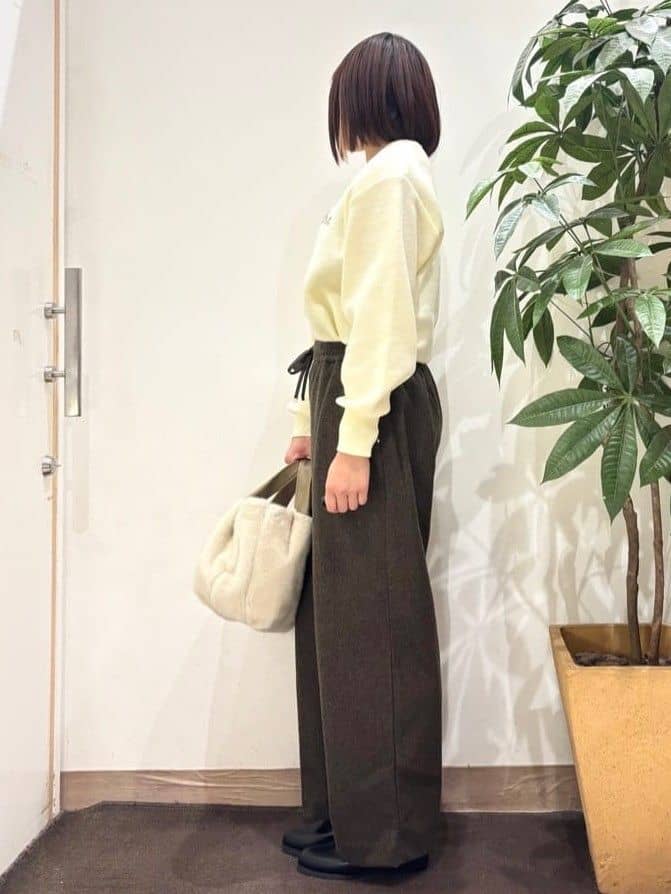 TOWAさんの「SHOO･LA･RUE｜【洗濯機可/ちくちくしにくい】大人のための スウェットライク刺繍ロゴニット」を使ったコーディネート