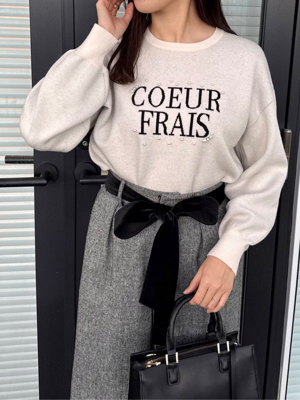 teiさんの「Couture brooch｜【パール調・ビジューデザイン】華やかロゴニット」を使ったコーディネート